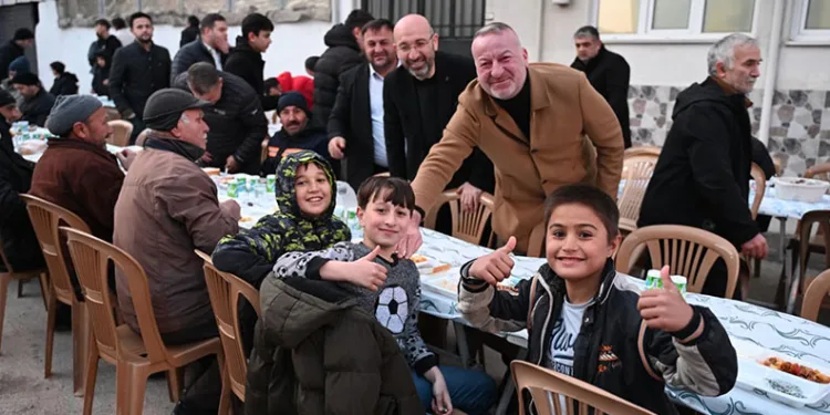 Fatih Karabatı sokak iftarında vatandaşlarla buluştu