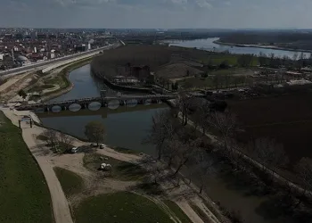 Tunca Nehri kıyısında toprak kayması