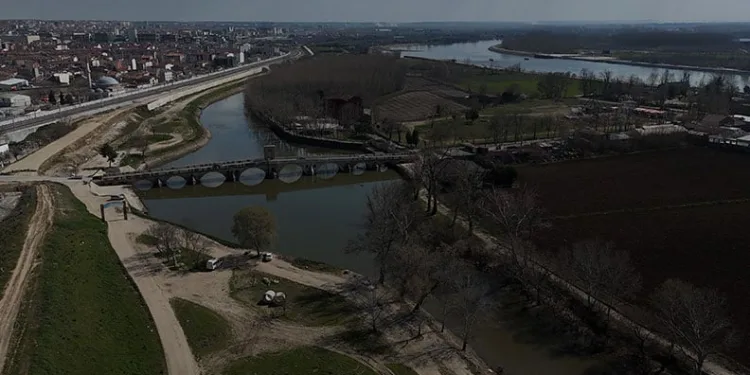 Tunca Nehri kıyısında toprak kayması