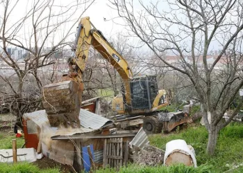 Nilüfer’de kaçak barakalar yıkıldı