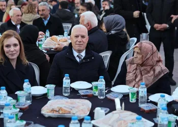Başkan Bozbey kendi mahallesinde komşularıyla iftar yaptı