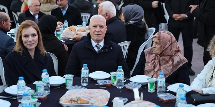 Başkan Bozbey kendi mahallesinde komşularıyla iftar yaptı