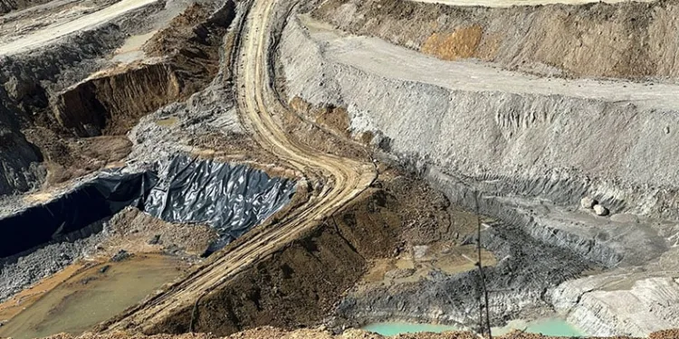 Maden ocağının atıkları suya ve toprağa karışmaya devam ediyor