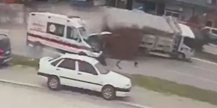 Vakaya giden ambulans kaza yaptı: 1 ölü, 3 yaralı