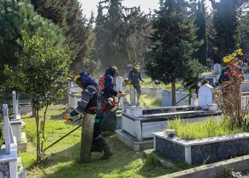 Bursa’da şehitlik ve mezarlıklar bayrama hazır