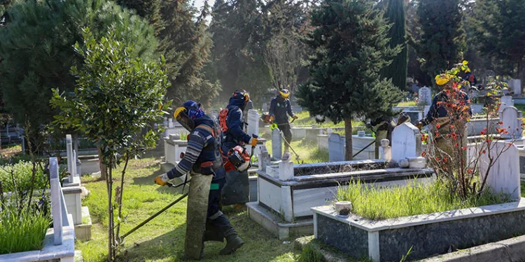 Bursa’da şehitlik ve mezarlıklar bayrama hazır
