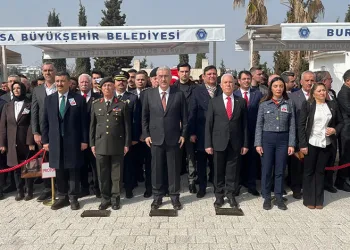 Bursa’daki şehitlikte polis ve asker şehitleri için anlamlı tören