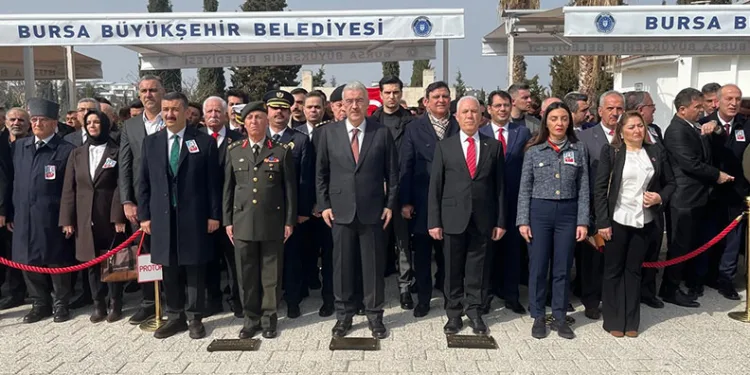 Bursa’daki şehitlikte polis ve asker şehitleri için anlamlı tören
