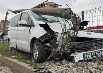 Bursa’da direğe çarpan otomobildeki, 2 kişi yaralandı