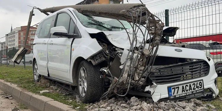 Bursa’da direğe çarpan otomobildeki, 2 kişi yaralandı