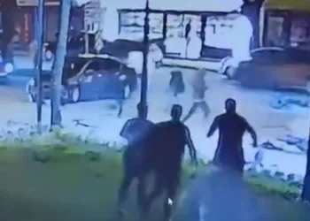 Motosikletlinin metrelerce sürüklendiği feci kaza kamerada