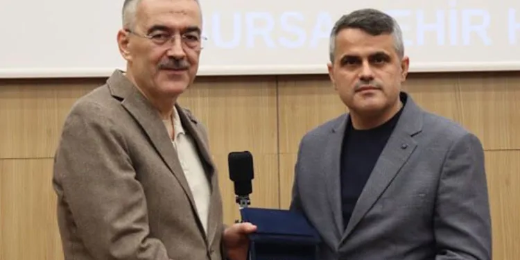 1 yılda 3 bin 766 ameliyat yapan doktora ödül