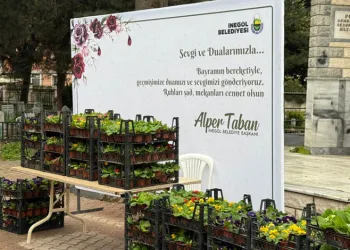 İnegöl’de bayram öncesi mezarlıklar çiçek bahçesine büründü