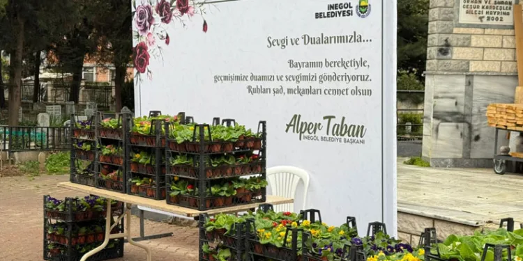 İnegöl’de bayram öncesi mezarlıklar çiçek bahçesine büründü