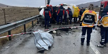 Konya’da feci kaza: Baba oğul öldü, 4 kişi yaralandı