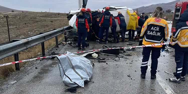 Konya’da feci kaza: Baba oğul öldü, 4 kişi yaralandı