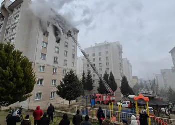 Bursa’da 8 katlı binada yangın