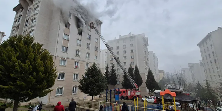 Bursa’da 8 katlı binada yangın