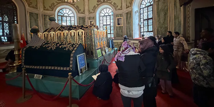 Emirsultan Türbesin’deki sakal-ı şerife ziyaretçi akını