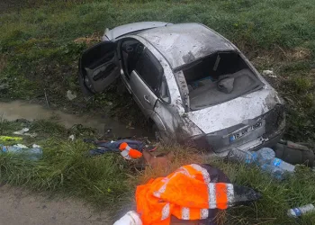 Bursa’da taklalar atan otomobil tarlaya uçtu: 3 yaralı