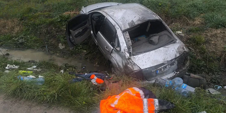 Bursa’da taklalar atan otomobil tarlaya uçtu: 3 yaralı