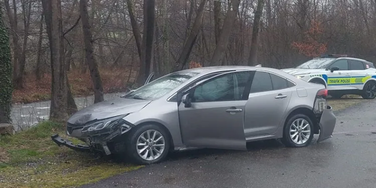 Bursa’da kontrolden çıkan otomobil alt yola uçtu: 3 yaralı