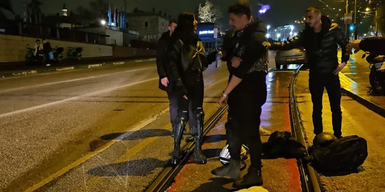Su birikintisine giren motosikletli yere kapaklandı