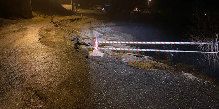 Sağanak nedeniyle yol çöktü, 11 köy yolu ulaşıma kapandı