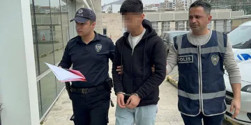 Yan bakma kavgasında 17 yaşındaki çocuk boynundan bıçaklandı