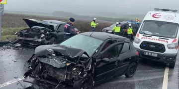Arnavutköy’de iki araç çarpıştı: 3 kişi yaralandı
