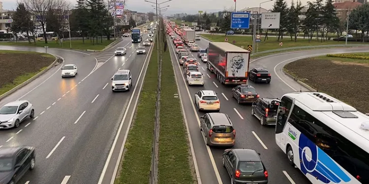 Tatilcilerin dönüş yolculuğu başladı
