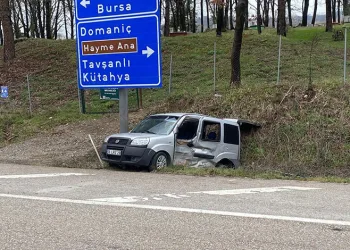 Bursa’da kamyonet ile hafif ticari araç çarpıştı: 4 yaralı