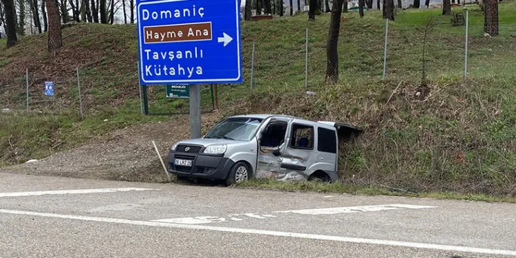 Bursa’da kamyonet ile hafif ticari araç çarpıştı: 4 yaralı
