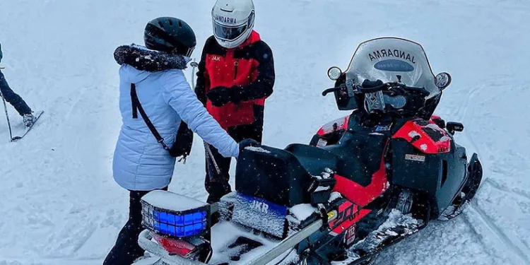 Uludağ’da jandarmadan kayakçılara yardım eli