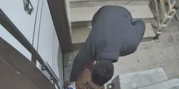 Kapı kapı para topladı, gözü kargoda kaldı