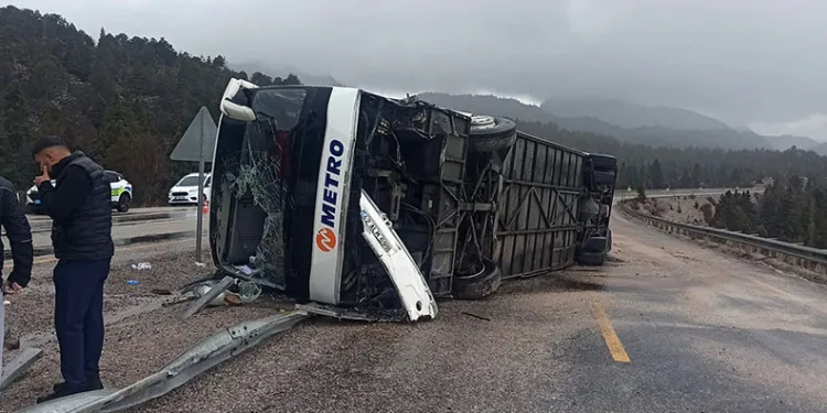 Konya’da yolcu otobüsü devrildi: 15 yaralı