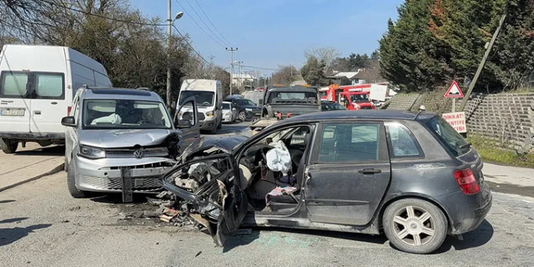 Arnavutköy’de iki otomobil kafa kafaya çarpıştı: 1 ölü, 2 yaralı