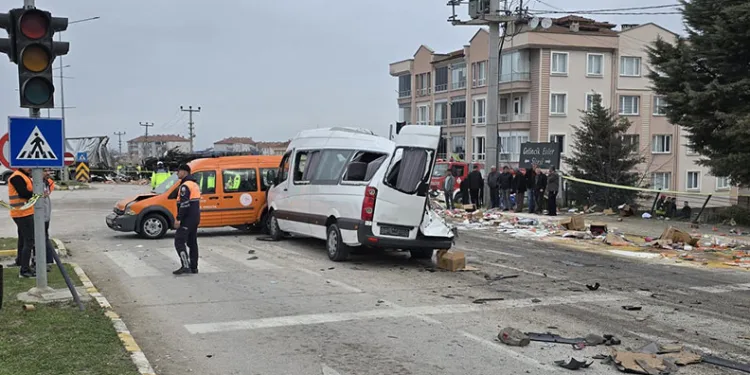 Freni patlayan tır dehşet saçtı: 7 araç birbirine girdi, 18 yaralı
