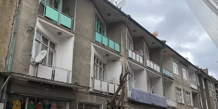 Babasını boğup öldürdükten sonra cenazesiyle 1 gün beklemiş
