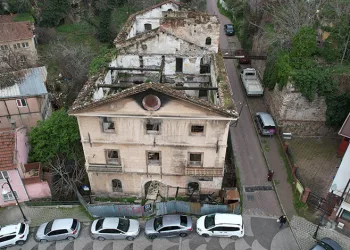 Bursa’da 156 yıllık tarihi bina yangında zarar gördü