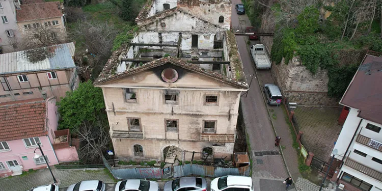 Bursa’da 156 yıllık tarihi bina yangında zarar gördü