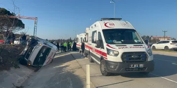 Çanakkale’de yolcu minibüsü devrildi: 8 yaralı