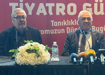 Türk Tiyatrosu’nun ustalarından Rutkay Aziz, Bursalılarla buluştu
