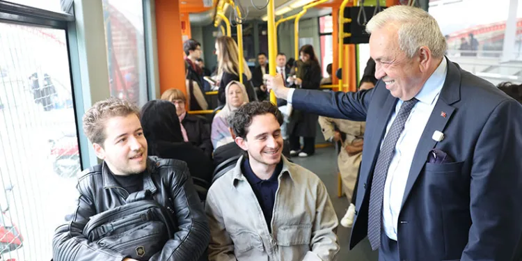 Şadi Özdemir’den mesai öncesi metro sürprizi