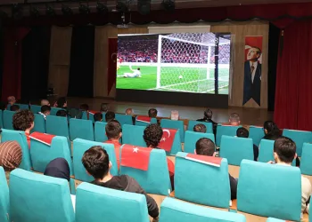 Milli maç heyecanı Osmangazi’de dev ekranda yaşandı