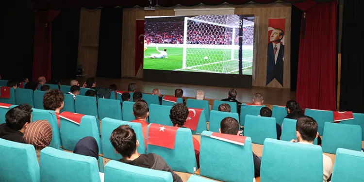 Milli maç heyecanı Osmangazi’de dev ekranda yaşandı