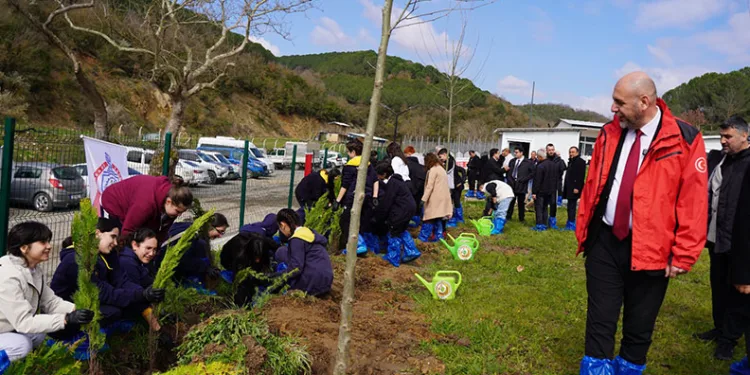Orhangazi’de Orman Haftası’na Anlamlı Dokunuş: Başkan Aydın Gençlerle Fidan Dikti