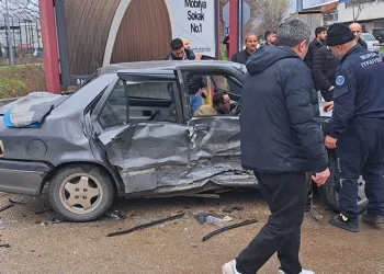 Bursa’da 2 aracın karıştığı kazada 4’ü çocuk 9 kişi yaralandı