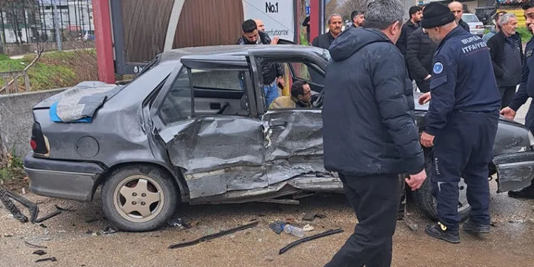 Bursa’da 2 aracın karıştığı kazada 4’ü çocuk 9 kişi yaralandı