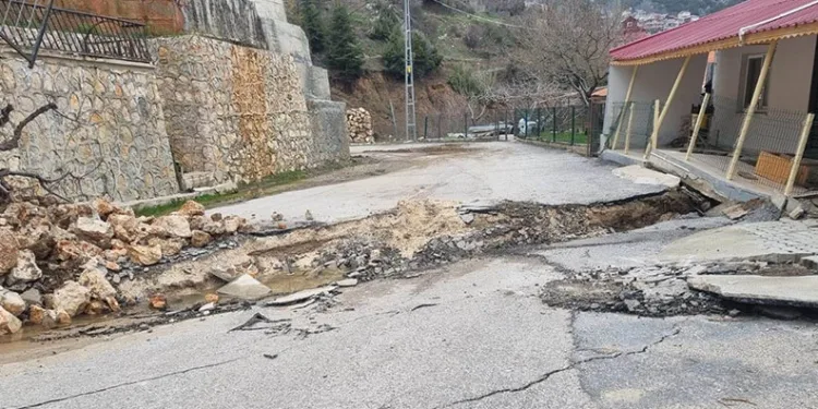 Mersin’de heyelan: Yol yarıldı, evler zarar gördü